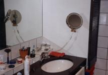 Badezimmereinrichtung weiß - Waschtisch in Mahagoni massiv